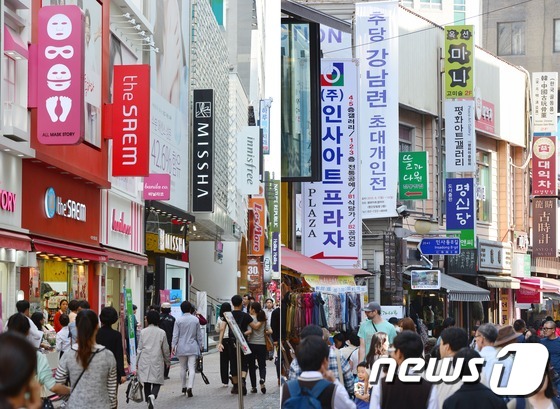 (서울=뉴스1) 손형주 기자 = 한글날을 하루 앞둔 8일 오후 서울 중구 명동거리에 외국어로 표기된 간판(왼쪽)과 인사동 거리의 한국어 간판이 대조를 보이고 있다. 2015.10. …