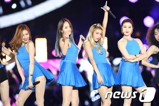 (서울=뉴스1스타) 권현진 기자 = 원더걸스의 사랑스러운 몸짓!원더걸스가 9일 오후 서울 상암 월드컵경기장에서 열린 ‘원케이(ONE K)’ 통일 콘서트에서 화려한 공연을 펼치고 있 …