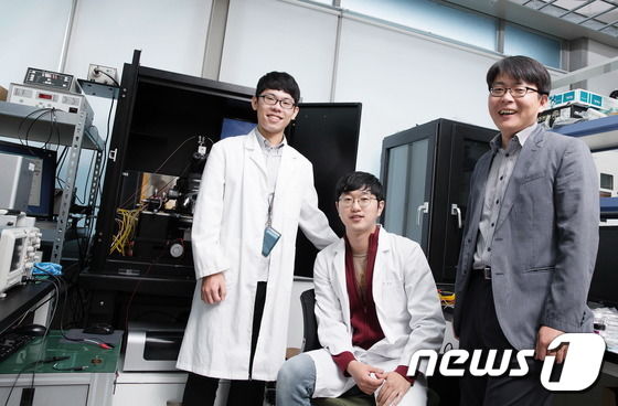 UNIST 고현협 교수팀(왼쪽부터 이영우 연구원, 박종화 연구원, 고현협 교수). © News1