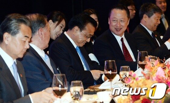 본문 이미지 - 위 행사장에서 환하게 웃고 있는 리커창 전 총리. 왕이 중국 외교부장, 박용만 대한상공회의소 회장 등의 모습도 보인다. (사진공동취재단) 2015.11.1/뉴스1
