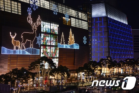 (서울=뉴스1) 손형주 기자 = 1일 저녁 다가오는 크리스마스와 연말연시를 맞아 서울 잠실 롯데월드몰 건물에 '위대한 겨울 여행'을 주제로 크리스마스 조명을 밝히고 있다.롯데월드몰 …