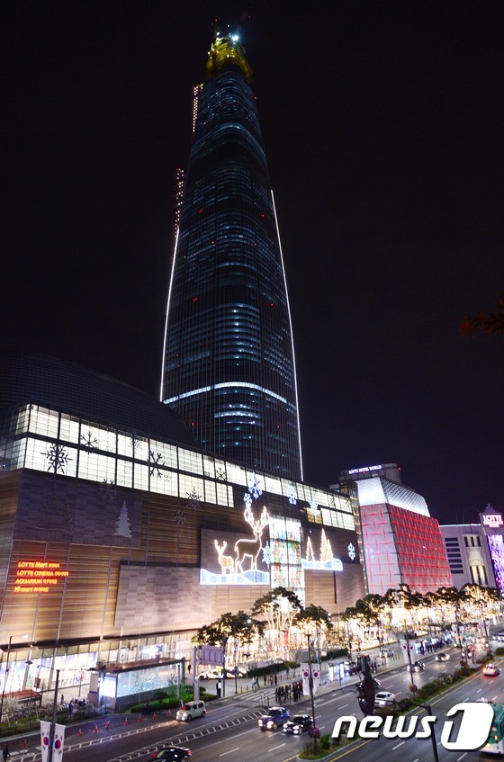 (서울=뉴스1) 손형주 기자 = 1일 저녁 다가오는 크리스마스와 연말연시를 맞아 서울 잠실 롯데월드몰 건물이 '위대한 겨울 여행'을 주제로 크리스마스 조명을 밝히고 있다. 롯데월드 …