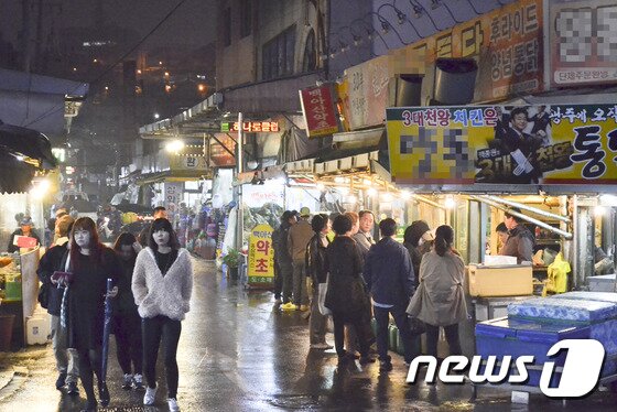 본문 이미지 - 9일 오후 광주 서구 양동시장에 통닭을 사러 온 시민들이 줄을 서 있다.2015.11.9/뉴스1 ⓒ News1 신채린 기자