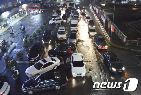 9일 오후 광주 서구 양동시장 앞 도로에 불법주정차 차량이 길게 늘어서 있다.2015.11.9/뉴스1 © News1 신채린 기자