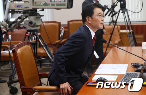 (서울=뉴스1) 오대일 기자 = 강호인 국토교통부 장관 후보자가 10일 서울 여의도 국회 국토교통위원회에서 열린 인사청문회에서 의원들의 질의에 답하며 자리가 불편한 듯 연신 엉덩이 …