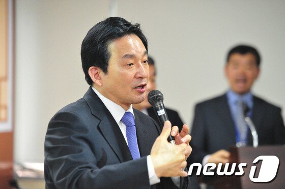 본문 이미지 - 원희룡 제주지사가 지난 10일 오후 제주 서귀포시 성산읍사무소를 방문해 제주  제2공항이 들어설 마을 주민들에게 에어시티 건설 방안 등에 대해 설명을 하고 있다. 2015.11.10./뉴스 ⓒ News1 이석형 기자