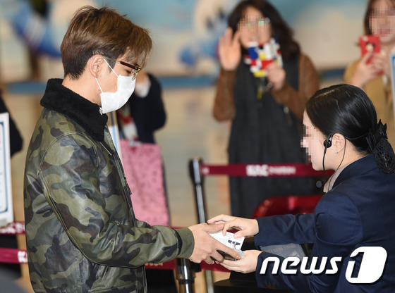 (김포공항=뉴스1스타) 권현진 기자 = 최승현 맞습니다!빅뱅 탑이 11일 오전 행사차 김포공항을 통해 일본 도쿄로 출국하기 위해 심사를 받고 있다