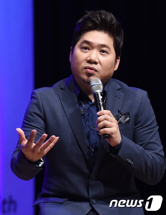 본문 이미지 - 가수 김조한이 11일 오후 서울 일지아트홀에서 정규 6집 ‘원스 인 어 라이프타임(Once in a lifetime)’ 음악 감상회를 열고 신곡을 설명하고 있다. ⓒ News1star/ 권현진 기자