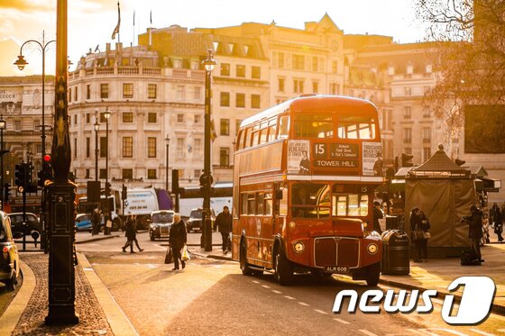 본문 이미지 - 여행객은  런던 사람의 생생한  삶의  현장을 돌아보면서  그들의 오랜 전통을 느낄 수 있다. 사진 제공/ 트라팔가 ⓒ News1 travel