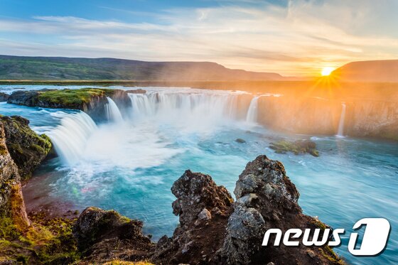 본문 이미지 - 최고의 휴양지 중 하나인 아이슬란드에서 자연의 경이로움을 느끼며 깊은 생각에 잠길 수 있다. 사진은 고다포스 폭포. 사진 제공/ 트라팔가 ⓒ News1 travel