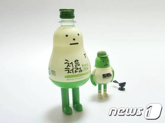 본문 이미지 - 이 제품은 내달부터 판매될 예정이며 출고가는 4046원이다. 일반 소주 출고가가 1000원선에서 형성된 점을 감안하면 4배 이상 비싼 가격이다. ⓒ News1