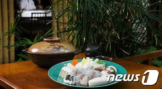 본문 이미지 - 임피리얼 팰리스 서울의 일식당 만요에서 자연산 참복을 이용한 다양한 메뉴를 선보였다. 사진 제공/ 임피리얼 팰리스 서울ⓒ News1