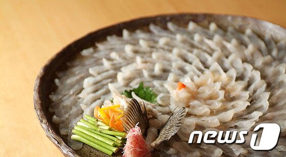 본문 이미지 - 리츠칼튼 서울의 일식당 하나조노는 복어의 영양을 그대로 담은 복어 코스 요리를 선보인다. 사진 제공/ 리츠칼튼 서울ⓒ News1