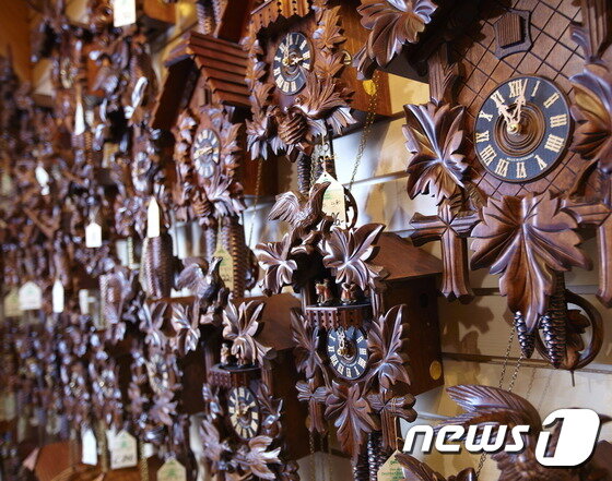본문 이미지 - 뻐꾸기시계의 원조인 블랙포레스트에서 뻐꾸기시계를 만드는 과정을 직접 보고, 설명을 들을 수 있다. ⓒ News1 사진 제공 / 블랙포레스트 관광청