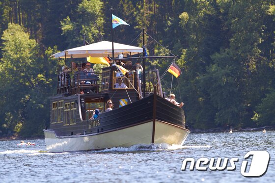 본문 이미지 - 보트를 타고 티티호수와 주변 관광지를 둘러보고 있는 관광객들. ⓒ News1 사진 제공 / 블랙포레스트 관광청