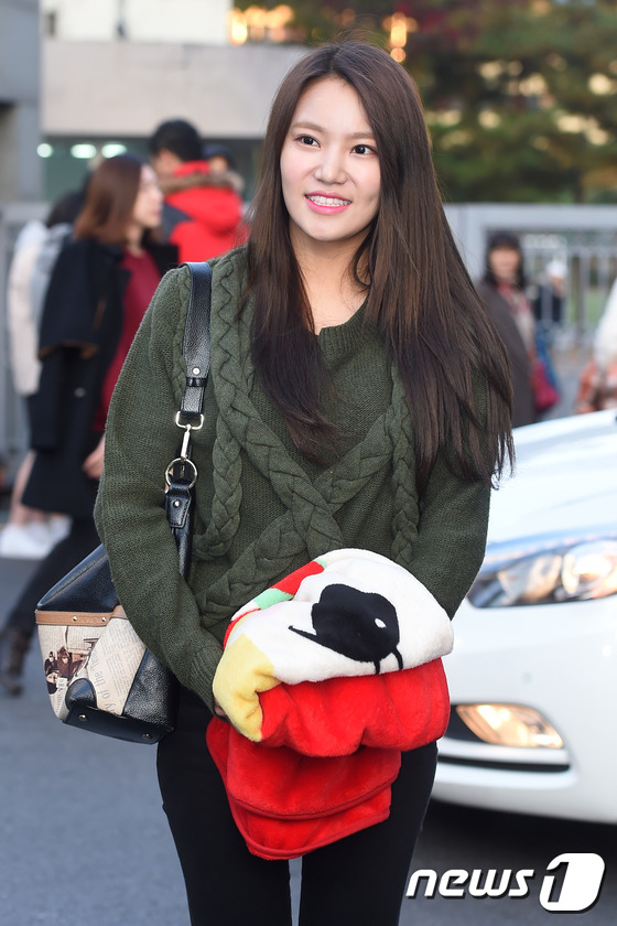 (서울=뉴스1스타) 고아라 기자 = 베리굿 서율이 12일 오전 서울 양평동 관악고등학교에서 치뤄지는 '2016학년도 대학수학능력시험(이하 수능)'을 보기 위해 학교로 들어서고 있다 …