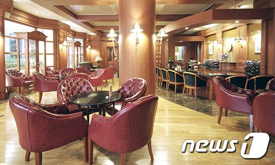 본문 이미지 - 그랜드 힐튼 서울의 바발루와 멤버스 클럽은 2015년 12월 31일까지 송년 모임 프로모션을 진행한다. 사진 제공/ 그랜드 힐튼 서울 ⓒ News1