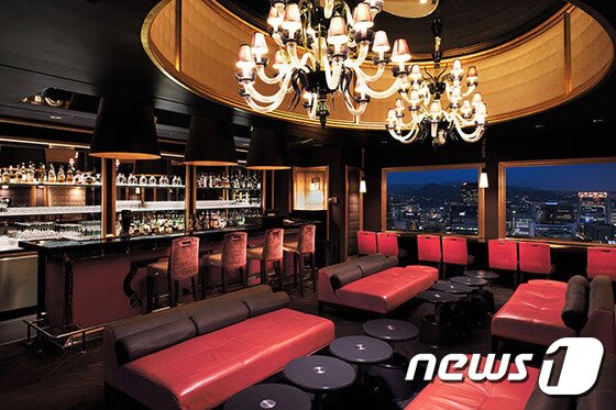 본문 이미지 - 롯데호텔서울에서는 소중한 시간과 특별한 이벤트를 원하는 이들을 위해 '피에르 바 송년 모임 프로모션'을 진행한다. 사진 제공/ 롯데호텔서울 ⓒ News1