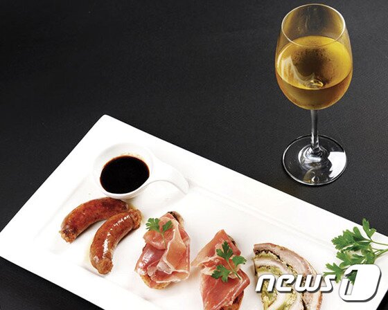 본문 이미지 - 노보텔 앰배서더 서울 강남의 더 비스트로는 프렌치 스타일의 타파스&와인의 조합으로 구성된 타파스 세트 메뉴를 와인과 함께 제공한다. 사진 제공/ 노보텔 앰배서더 서울 강남 ⓒ News1