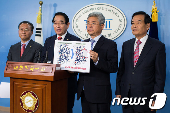 (서울=뉴스1) 유승관 기자 = 국회 예산결산특별위원회 새누리당 대구·경북 지역 의원들이 12일 서울 여의도 국회 정론관에서 기자회견을 열고 새정치민주연합의 사회간접자본(SOC) …