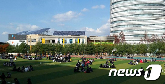 (수원=뉴스1) 이재명 기자 = 2016학년도 대학수학능력시험일인 12일 오후 경기도 수원시 팔달구 창현고등학교에서 운동장 잔디밭에서 수험생들이 삼삼오오 모여 점심식사를 하고 있다 …