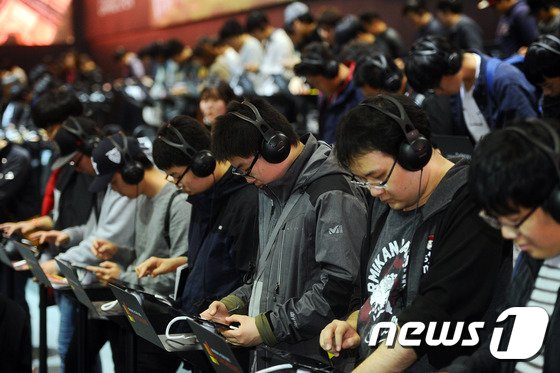 본문 이미지 - 12일 오전 부산 해운대구 벡스코에서 열린 국내 최대 게임축제 ‘지스타 2015’에서 참석자들이 게임을 체험해보고 있다.  2015.11.12/뉴스1 ⓒ News1 이승배 기자