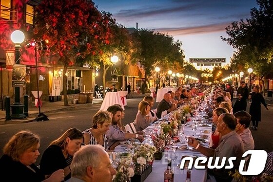 본문 이미지 - 로디 와인 컨트리에서는 깊고 진한 풍미의 진판델을 시음해 볼 수 있다. 사진 출처/ 비짓 로디(Visit Lodi) 페이스북 ⓒ News1
