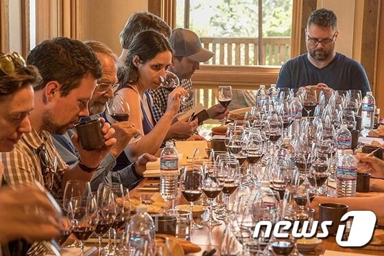 본문 이미지 - 변화무쌍한 환경으로 유명한 산타 크루즈 지역의 리지 빈야드에서는 최고급 와인이 생산된다. 사진 출처/ 리지 빈야드 페이스북 ⓒ News1