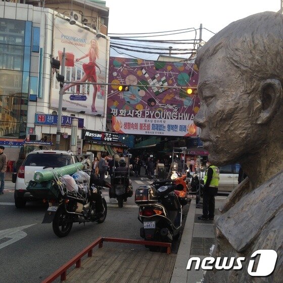 본문 이미지 - 청계천 6가 평화시장 입구 전태일 다리에 있는 전태일 기념동상. ⓒ News1
