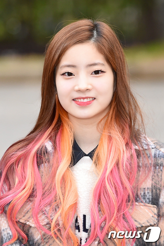 (서울=뉴스1스타) 고아라 기자 = 트와이스 다현이 13일 오전 서울 여의도 KBS 신관 공개홀에서 열린 KBS2 '뮤직뱅크'(이하 뮤뱅) 리허설에 참석하기 위해 방송국으로 들어서 …