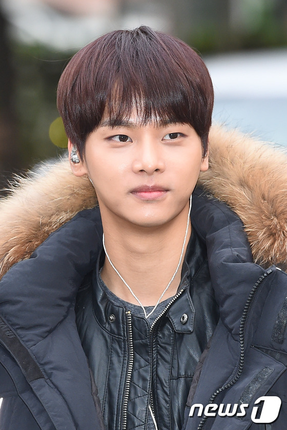 (서울=뉴스1스타) 고아라 기자 = 빅스 엔이 13일 오전 서울 여의도 KBS 신관 공개홀에서 열린 KBS2 '뮤직뱅크'(이하 뮤뱅) 리허설에 참석하기 위해 방송국으로 들어서 포즈 …