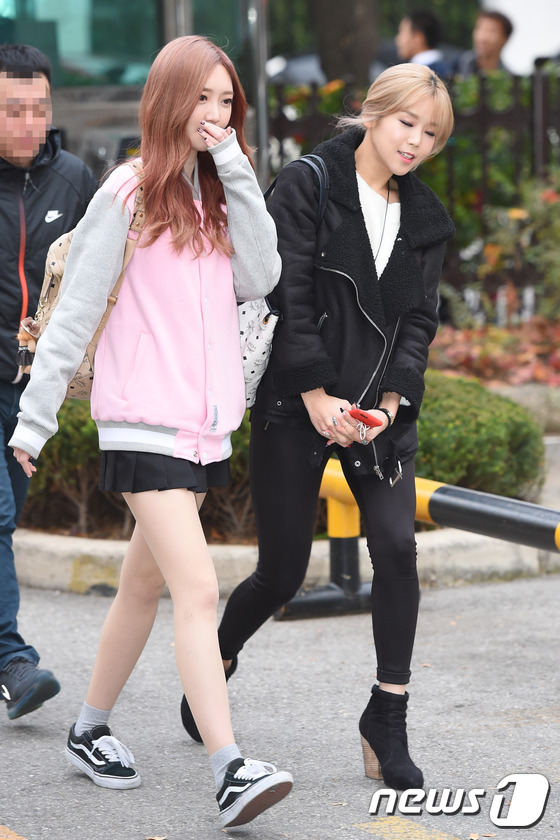 (서울=뉴스1스타) 고아라 기자 = 다이아걸스 수아, 연아(오른쪽)이 13일 오전 서울 여의도 KBS 신관 공개홀에서 열린 KBS2 '뮤직뱅크'(이하 뮤뱅) 리허설에 참석하기 위해 …