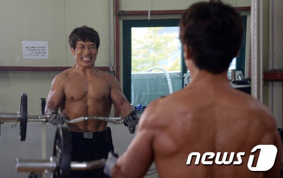 본문 이미지 - 화상환자 돕기 몸짱소방관 달력 모델인 장인덕 서울중부소방서 현장대응단 구조대장이 13일 중부소방서에서 오는 16일 광화문광장에서 열리는 '몸짱소방관과 함께하는 '화상환자 돕기 희망나눔' 행사 준비를 하고 있다. 현직 소방관 14명이 달력모델로 변신해 제작된 '2016 몸짱소방관 달력'은 온란인쇼핑몰을 통해 12월 6일까지 판매되며 모인 기금은 전액 12월 24일 한림화상재단을 통해 저소득층 화상환자에게 전달된다. 2015.11.13/뉴스1 ⓒ News1 김명섭 기자