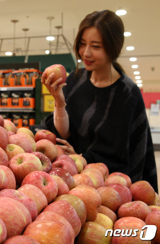 (서울=뉴스1) 장인범 = 13일 서울 중구 봉래동에 위치한 롯데마트 서울역점에서 고객이 햇부사 사과를 살펴보고 있다. 롯데마트는 18일까지 올해 수확된 국내산 '햇부사 사과(4~ …