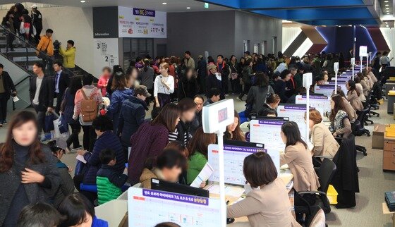 본문 이미지 - 동탄2 반도유보라 아이비파크 7.0&8.0&9.0 모델하우스에서 방문객들이 상담을 받기 위해 대기중이다. ⓒ News1