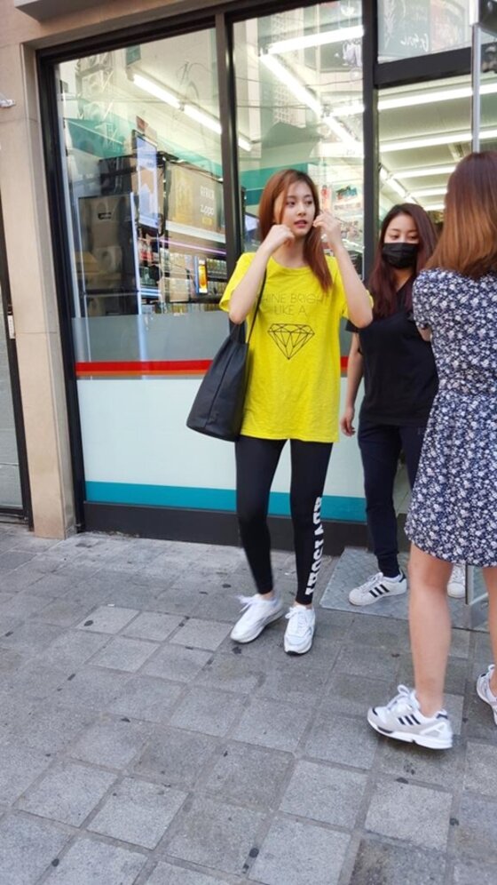 본문 이미지 - 트와이스 쯔위가 거리에서 찍힌 사진이 관심을 끌고 있다. ⓒ News1star/ 온라인커뮤니티