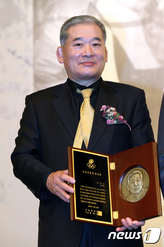(서울=뉴스1) 장인범 = 13일 서울 송파구 올림픽파크텔에서 열린 '스포츠영웅 명예의 전당 헌액식'에서 한국 최초의 올림픽 금메달리스트인 양정모씨가 헌액패를 받고 기념 사진 촬영 …