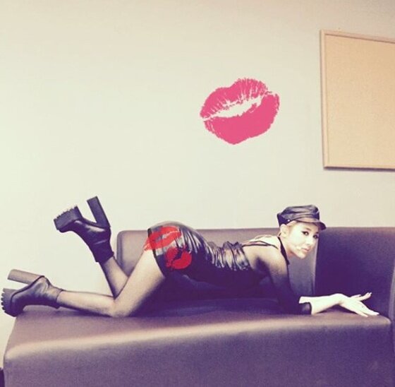 본문 이미지 - 가수 서인영이 소파 위에서 요염한 포즈로 섹시한 매력을 어필했다. ⓒ News1star / 서인영 인스타그램