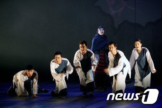 본문 이미지 - 430여년 전 경북 안동의 실존인물인 고성이씨 이응태와 부인의 애절한 사랑이야기를 다룬 뮤직씨어터 '원이엄마'가 지난 13일부터 15일까지 안동문화예술의전당 무대에서 공연을 펼치지고 있다. 2015.11.15/뉴스1 ⓒ News1 피재윤 기자