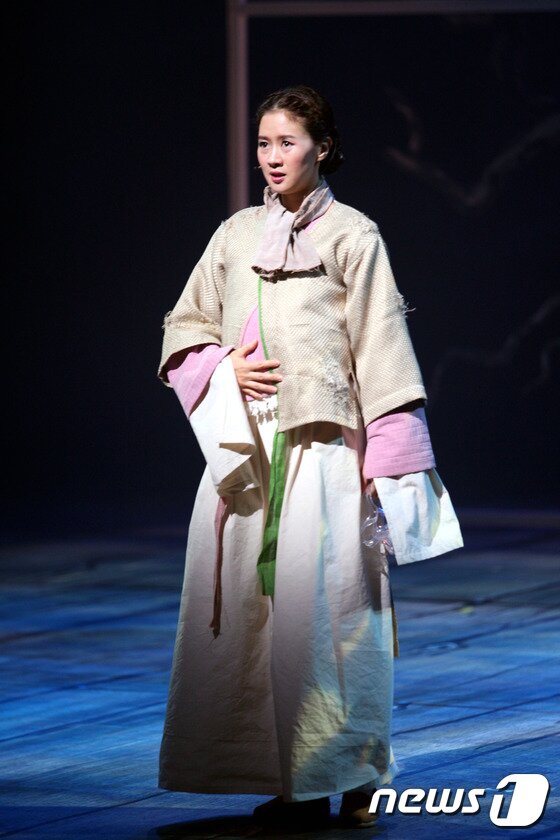 본문 이미지 - 430여년 전 경북 안동의 실존인물인 고성이씨 이응태와 부인의 애절한 사랑이야기를 다룬 뮤직씨어터 '원이엄마'가 지난 13일부터 15일까지 안동문화예술의전당 무대에서 공연을 펼치지고 있다. 2015.11.15/뉴스1 ⓒ News1 피재윤 기자