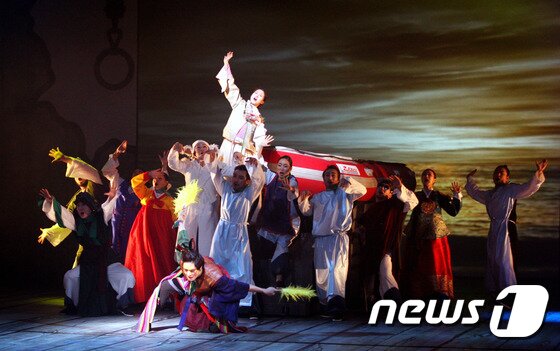 본문 이미지 - 430여년 전 경북 안동의 실존인물인 고성이씨 이응태와 부인의 애절한 사랑이야기를 다룬 뮤직씨어터 '원이엄마'가 지난 13일부터 15일까지 안동문화예술의전당 무대에서 공연을 펼치지고 있다. 2015.11.15/뉴스1 ⓒ News1 피재윤 기자