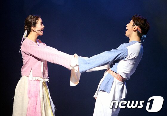 본문 이미지 - 430여년 전 경북 안동의 실존인물인 고성이씨 이응태와 부인의 애절한 사랑이야기를 다룬 뮤직씨어터 '원이엄마'가 지난 13일부터 15일까지 안동문화예술의전당 무대에서 공연을 펼치지고 있다. 2015.11.15/뉴스1 ⓒ News1 피재윤 기자