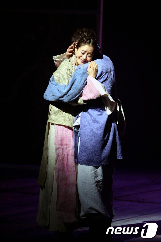 본문 이미지 - 430여년 전 경북 안동의 실존인물인 고성이씨 이응태와 부인의 애절한 사랑이야기를 다룬 뮤직씨어터 '원이엄마'가 지난 13일부터 15일까지 안동문화예술의전당 무대에서 공연을 펼치지고 있다. 2015.11.15/뉴스1 ⓒ News1 피재윤 기자
