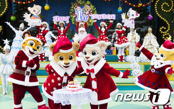 (수원=뉴스1) 이재명 기자 = 15일 오전 경기도 용인시 처인구 에버랜드에서 동물원의 인기 동물을 모티브로 탄생한 레니와 라라의 돌잔치가 열리고 있다. (에버랜드 제공) 2015 …