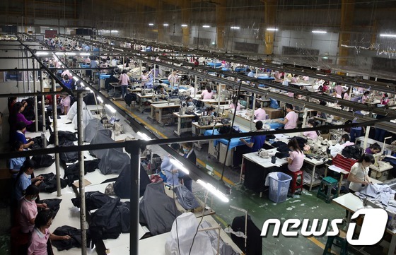 (서울=뉴스1) = 베트남은 저임금과 정부의 적극적 투자유치 노력 등으로 한국의 섬유, 철강, 전기전자 제조업체들의 진출이 활발해지는 등 강력한 글로벌 생산기지로 부상하고 있다. …