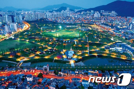 본문 이미지 - '부산관광사진전'에서는 사진 전시 뿐만 아니라 부산관광 홍보부스에서 다양한 게임과 이벤트가 진행된다. 사진은 부산시민공원 야경. 사진 제공/ 부산시 ⓒ News1