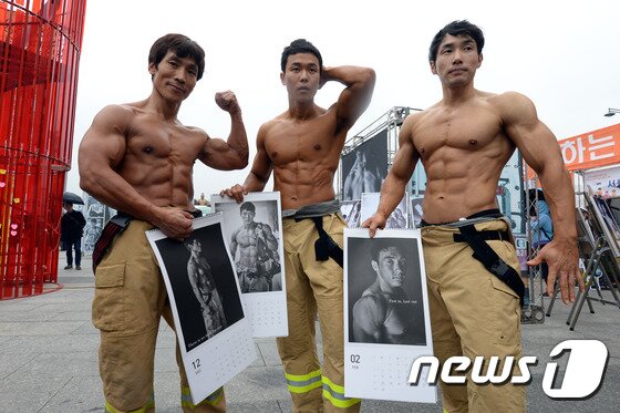 본문 이미지 - 16일 오후 서울 광화문광장에서 열린 몸짱 소방관과 함께하는 화상환자 돕기 희망나눔행사에서 몸짱 소방관들이 저소득층 화상환자들을 돕기 위해 제작한 '2016몸짱 소방관 달력'을 들고 포즈를 취하고 있다.2015.11.16/뉴스1 ⓒ News1 이광호 기자