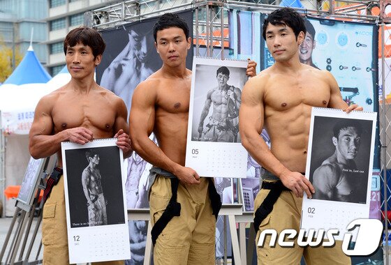 본문 이미지 - 16일 오후 서울 광화문광장에서 열린 몸짱 소방관과 함께하는 화상환자 돕기 희망나눔행사에서 몸짱 소방관들이 저소득층 화상환자들을 돕기 위해 제작한 '2016몸짱 소방관 달력'을 들고 포즈를 취하고 있다.2015.11.16/뉴스1 ⓒ News1 이광호 기자