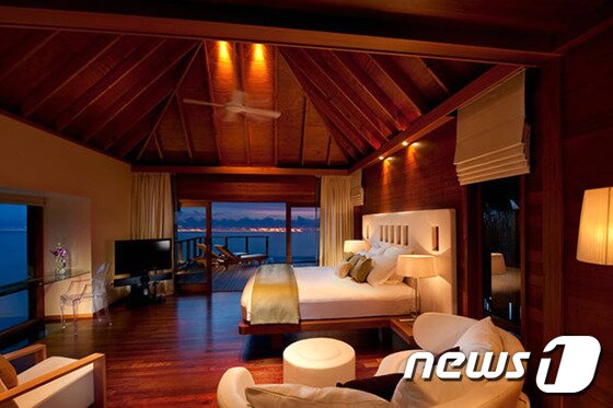 본문 이미지 - 콘래드 몰디브의 워터빌라. 사진 제공/ 허니문 리조트 ⓒ News1