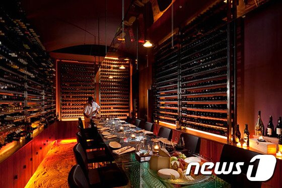본문 이미지 - 소믈리에와 함께 앉아 와인을 즐기는 치즈 와인바. 사진 제공/ 허니문 리조트 ⓒ News1